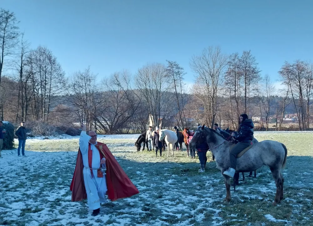 Konje je blagoslovil župnik XX