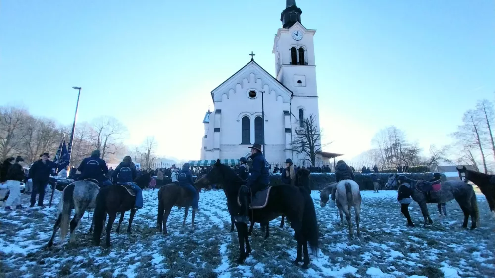 Letos prvič je blagoslov konj potekal pred cerkvijo sv. Lenarta v Sostrem. 