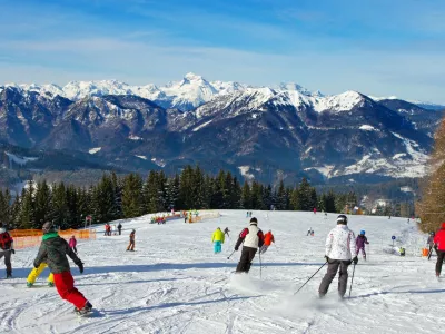 Smučišče Cerkno je zaradi različnih tipov prog priljubljena družinska destinacija, ki poleg smučarskih prog ponuja tudi zabavo za deskarje in najmlajše. F Bojan Tavčar