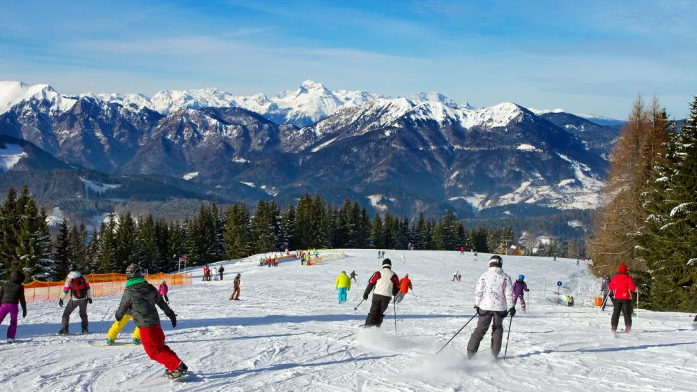 Smučišče Cerkno je zaradi različnih tipov prog priljubljena družinska destinacija, ki poleg smučarskih prog ponuja tudi zabavo za deskarje in najmlajše. F Bojan Tavčar