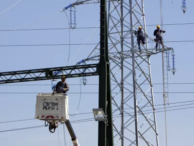 ﻿- elektrika - električni daljnovod - električna napetost - visokonapetostni vod - sevanje - elektrifikacija - delavci - delo na višini - vzdrževalna dela - vzdrževanje daljnovoda -  //FOTO: Tomaž Skale 