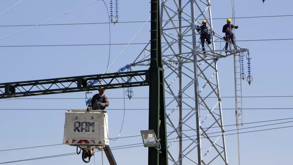 ﻿- elektrika - električni daljnovod - električna napetost - visokonapetostni vod - sevanje - elektrifikacija - delavci - delo na višini - vzdrževalna dela - vzdrževanje daljnovoda -  //FOTO: Tomaž Skale 