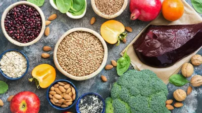 ﻿Foods high in iron. liver, broccoli, persimmon, apples, nuts, legumes spinach pomegranate Top view flat lay / Foto: Yulia Gusterina