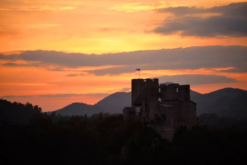 Celjski Stari grad ob sončnem zahodu. / Foto: Franci Horvat 