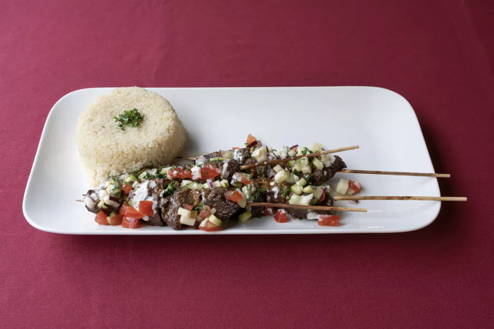 African dishe culinary Still Life. Choukouya beef skewer with Attieke accompaniement / Foto: Franck Legros