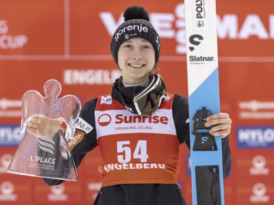 Nika Prevc from Slovenia celebrates winning the women's Ski Jumping World Cup event at the Gross-Titlis Schanze, in Engelberg, Switzerland, Saturday, Dec. 21, 2024. (Philipp Schmidli/Keystone via AP) / Foto: Philipp Schmidli