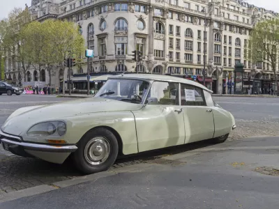 Paris: The legendary car Citroën DS on the Paris street. On the windows - the announcement of the sale.Paris: The legendary car Citroën DS on the Paris street. On the windows - the announcement of the sale. / Foto: Possum1961