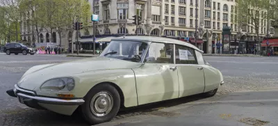 Paris: The legendary car Citroën DS on the Paris street. On the windows - the announcement of the sale.Paris: The legendary car Citroën DS on the Paris street. On the windows - the announcement of the sale. / Foto: Possum1961