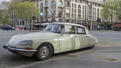 Paris: The legendary car Citroën DS on the Paris street. On the windows - the announcement of the sale.Paris: The legendary car Citroën DS on the Paris street. On the windows - the announcement of the sale. / Foto: Possum1961