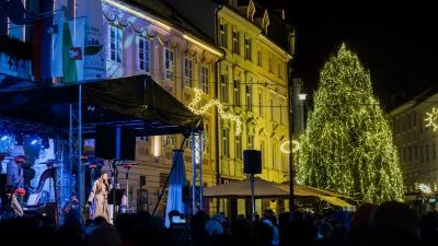 Ljubljana, Mestni trg.Tradicionalni bozicni koncert pred mestno hiso.