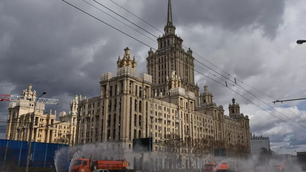 ﻿05 April 2020, Russia, Moskow: Sweepers clean the streets and spray disinfectant on Moscow's Kutuzovsky Prospekt in front of the former Hotel Ukraina, amid the Coronavirus outbreak. Russian President Vladimir Putin ordered a full-time lay-off until the end of April. Photo: Ulf Mauder/dpa