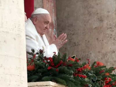 25 December 2024, Vatican: Pope Francis from the central loggia imparts the solemn blessing Urbi et Orbi to the faithful and pilgrims gathered in St. Peter's Square on the occasion of Christmas and the opening of the Holy Door for the Jubilee 2025. Photo: Marco Iacobucci / Ipa-Agency.Net/LiveMedia/IPA/dpa