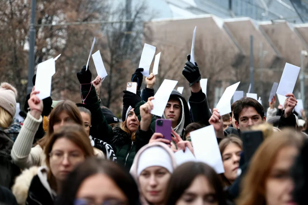 Students gather to deliver 1000 identical letters of complaint to chief state prosecutor Zagorka Dolovac to protest the slow investigation of a train station roof collapse last month in Novi Sad in which 15 people died, in Belgrade, Serbia, December 25, 2024. REUTERS/Zorana Jevtic