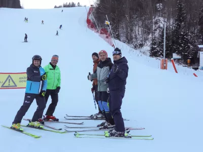 V Kranjski Gori so imeli po obisku snežne kontrole veliko razlogov za dobro voljo. Foto: Bojan Velikonja