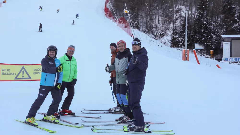 V Kranjski Gori so imeli po obisku snežne kontrole veliko razlogov za dobro voljo. Foto: Bojan Velikonja