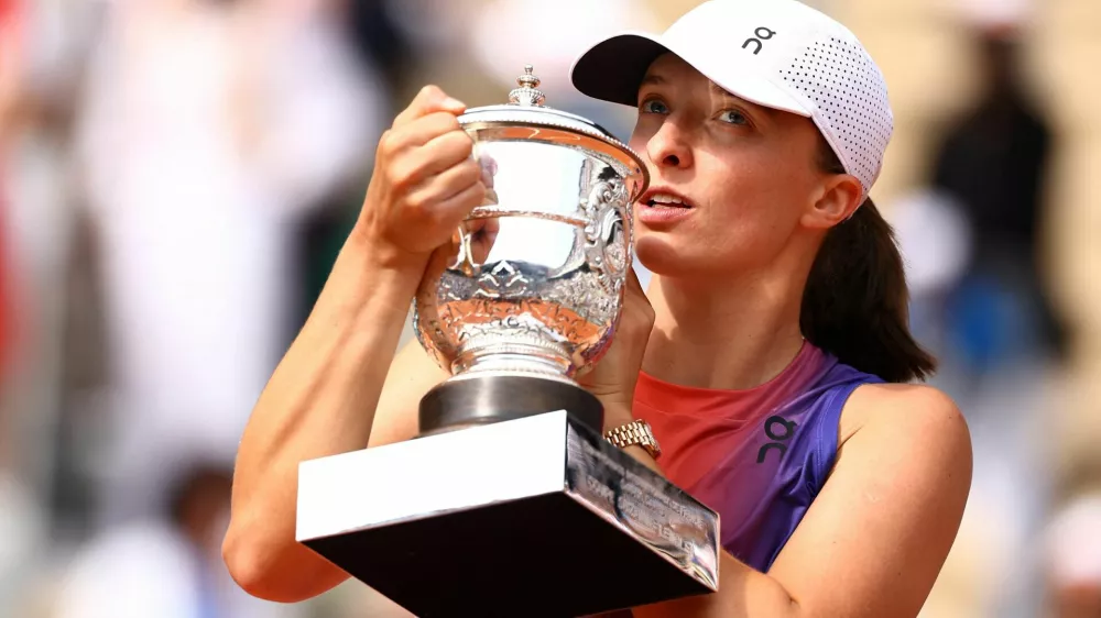 Tennis - French Open - Roland Garros, Paris, France - June 8, 2024 Poland's Iga Swiatek poses for a picture with the trophy after winning her final match against Italy's Jasmine Paolini REUTERS/Lisi Niesner