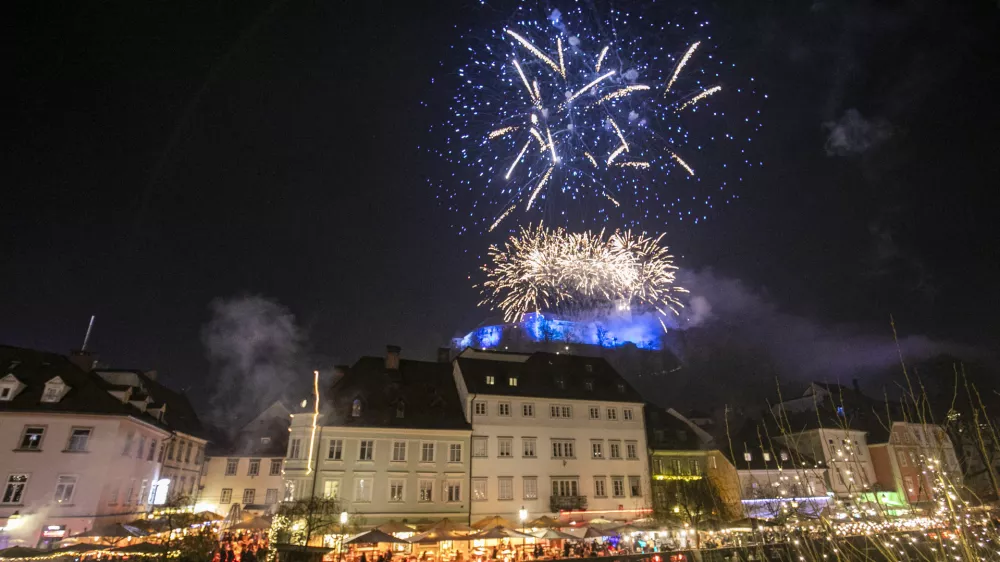 ﻿- ognjemet z Ljubljanskega gradu- 31.12.2019 - Novoletna noč, silvestrovo, vstop v novo leto 2020, LjubjlanaFoto: Matjaž Rušt