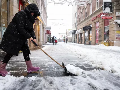 Ker so ob obilnem sneženju zatajile komunalne službe, so v mestih (na fotografiji Sarajevo) in vaseh ljudje sami poprijeli za snežne lopate ter se organizirali pri čiščenju cest in ulic. Foto: Reuters