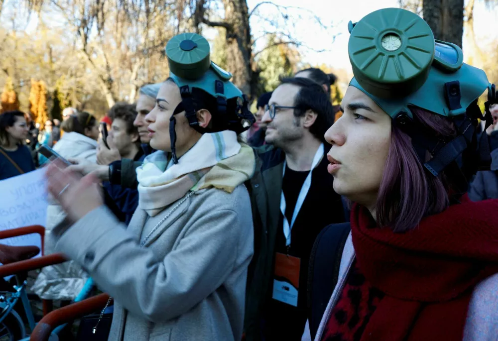 Women with gas masks protest to tackle air pollution in Skopje, North Macedonia December 28, 2024. REUTERS/Ognen Teofilovski