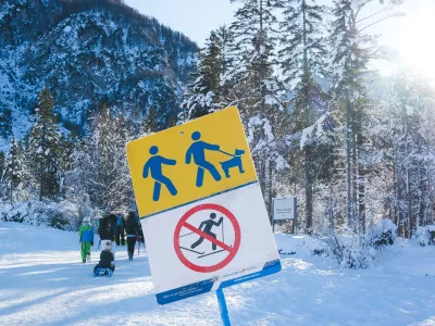 Pešcem je namenjena leva pot v Tamar, desna je rezervirana za tekače in turne smučarje. Foto: NC Planica