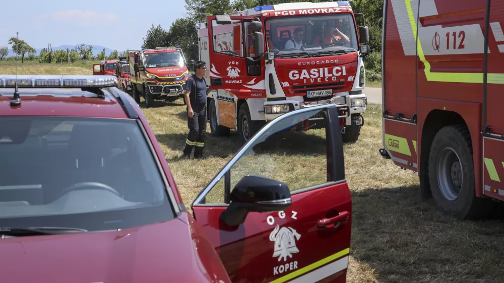 - 18.07.2024 - Požar na Krasu - Komen, Škrbina, Lipa - ogenj, ognjeni zublji, gašenje, gasilci  //FOTO: Jaka Gasar