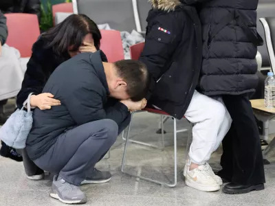 29 December 2024, South Korea, Muan: Family members of a victim of the Jeju Air plane crash mourn at Muan International Airport. Photo: -/YNA/dpa