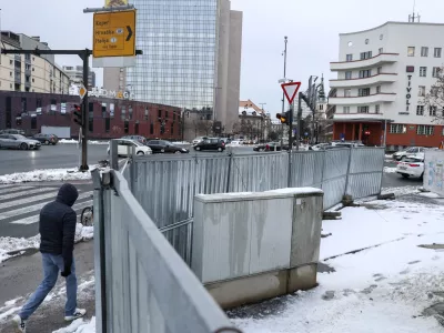 Ograja gradbišča Ilirija sega po novem tudi na pločnik in poteka okoli električne omarice. Na občini pojasnjujejo, da bo tako samo do januarja. Foto: Jaka Gasar