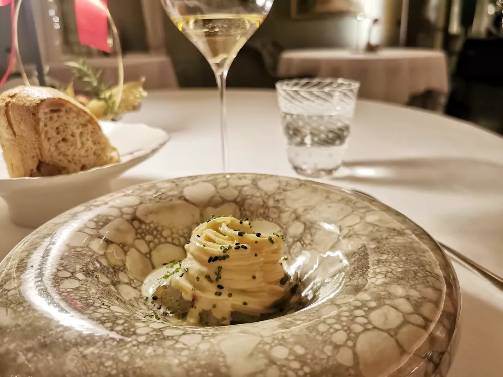  Hladni špageti s surovimi škampi