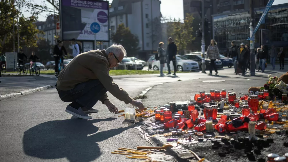 A man lights a candle to pay his respects to the people who died when a part of the roof collapsed at a railway station in Novi Sad, Serbia November 2, 2024. REUTERS/Marko Djurica