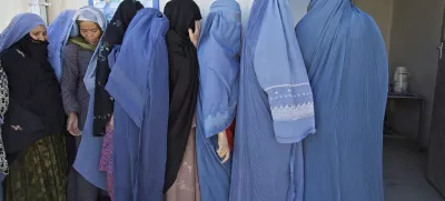 Gneča pred voliščem Čakri Kor v Kabulu(Hazare)AFGANISTAN 2010 - parlamentarne volitve - //FOTO: Jaka Adamič