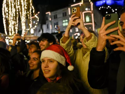 - 01.12.2023 – Veseli December v Ljubljani 2023 - prižig prazničnih luči v središču prestolnice - svetlobna okrasitev mesta - začetek prazničnega decembrskega sejma na ljubljanskih ulicah - novoletno okrašena Ljubljana - //FOTO: Nik Erik Neubauer