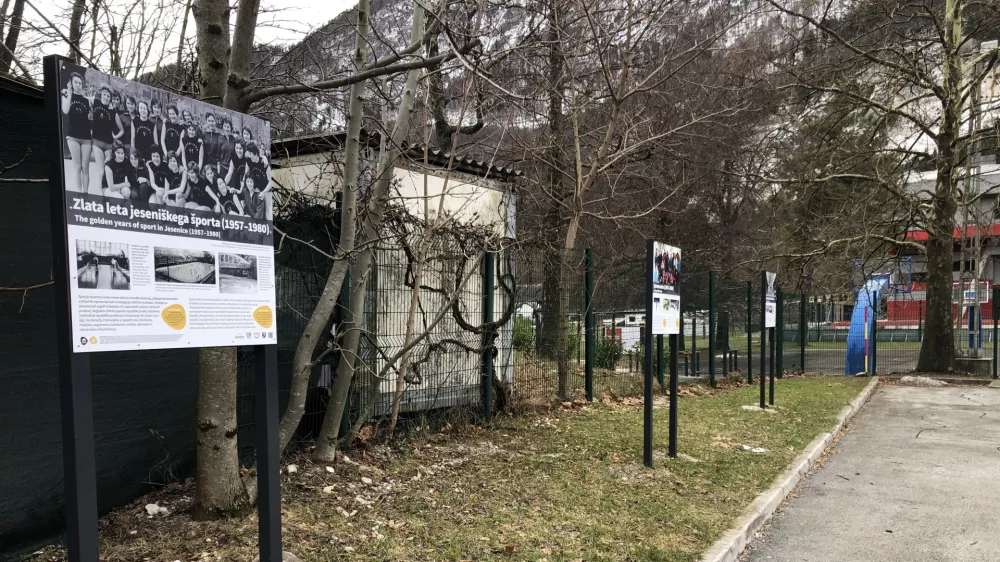 Na dobre 3 kilometra dolgi tematski poti je postavljenih 32 informacijskih tabel, ki predstavijo preteklo življenje in razvoj mesta Jesenice. F Eva Branc 