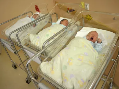 - ilustrativna fotografijaotroci, novorojenčki, - Porodnišnica Ljubljana 2012 - mestna porodnišnica je največja od 14 slovenskih porodnišnic, kjer se rodi tretjina slovenskih otrok., Šlajmerjeva ulica 4//FOTO: Tomaž Zajelšnik