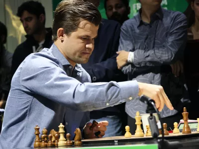 31 December 2024, US, New York: Norwegian chess player Magnus Carlsen in action against Polish Jan-Krzysztof Duda during the 2024 FIDE World Rapid and Blitz Chess Championships. Photo: Seshadri Sukumar/ZUMA Press Wire/dpa