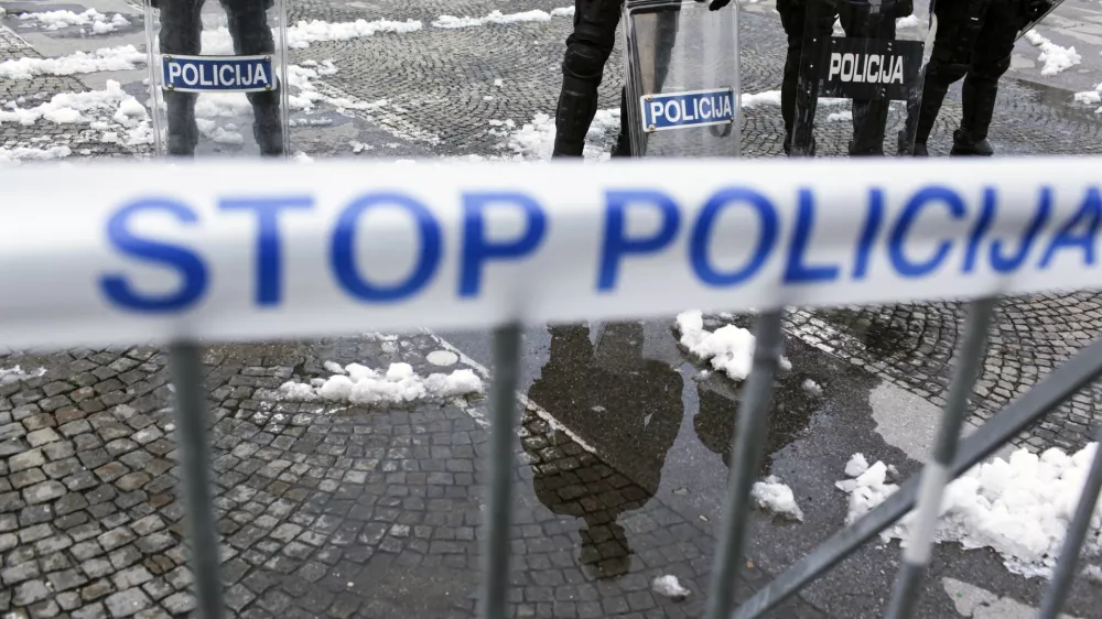 ﻿- ilustrativna fotografija - policija- Ljubljana 08.02. 2013 - tretja vseslovenska ljudska vstaja proti politični eliti pod geslom Skupaj in odločno ZA odstop vlade ! protest - demonstracije//FOTO: Jaka Gasar