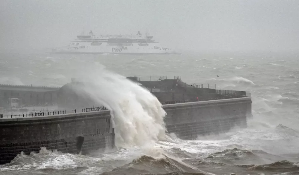 01 January 2025, United Kingdom, Dover: A P&O ferry departs from the Port of Dover in Kent, as wind, rain, and snow warnings are in effect across parts of the UK, posing risks of flooding and travel disruption on New Year's Day. Strong winds are set to impact large parts of England and Wales until 3 pm on Wednesday, while heavy rain is forecast for north-west England and Wales throughout the morning. Photo: Gareth Fuller/PA Wire/dpa