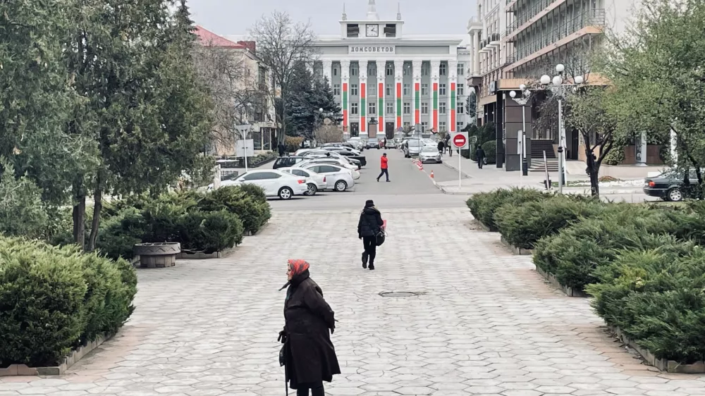 Tiraspol, glavno mesto samooklicane pridnestrske republike. Pridnestrje z uradnim imenom Pridnestrska moldavska republika je državica, ki leži na vzhodu Moldavije, ukleščena med reko Dnester in mejo z Ukrajino.FOTOGRAFIJA Jaka Gasar