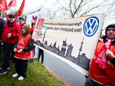 Največji nemški izdelovalec avtomobilov Volkswagen je napovedal zapiranje več tovarn v Nemčiji in odpuščanje več tisoč delavcev. Delavci so zato že večkrat stavkali. Foto: Dpa