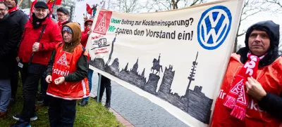 Največji nemški izdelovalec avtomobilov Volkswagen je napovedal zapiranje več tovarn v Nemčiji in odpuščanje več tisoč delavcev. Delavci so zato že večkrat stavkali. Foto: Dpa