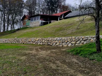 Eden največjih projektov pri popravilu škode po lanskih poplavah je bila sanacija zemeljskega plazu na Gori. Foto: arhiv Občine Komenda