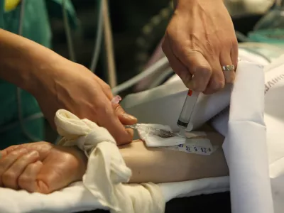 Prebivalci, ki imajo zaradi dolgov zadržane pravice v javnem zdravstvu, lahko brez plačil iz žepa dostopajo le do nujne medicinske pomoči in nujnega zdravljenja. Foto: Tomaž Skale