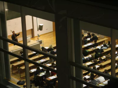 Vse več mladostnikov posega po tako imenovanih pametnih drogah, ki naj bi izboljšale kognitivne sposobnosti, kar se uradno imenuje tudi intelektualni doping. Fotografija je simbolična. Foto: Matej Povše