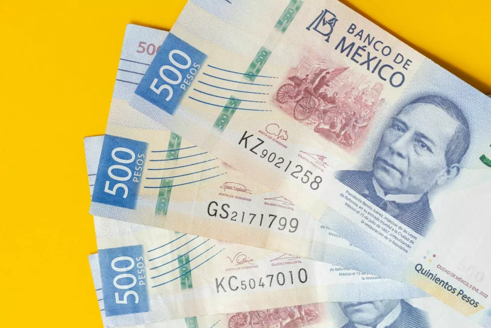 high view of 500 mexican pesos bills on yellow isolated background / Foto: Cesar Fernandez Dominguez