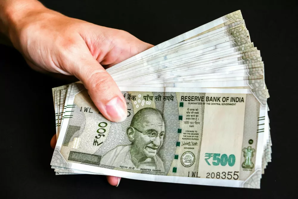 Woman's hands holding brand new indian 500 rupees banknotes. / Foto: Denis Vostrikov