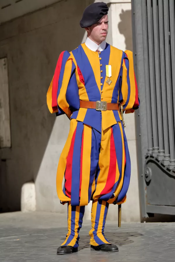 Vatican City State - August 18, 2015: Pontifical Swiss Guard of the Holy See stationed at the Vatican in Rome. The official dress uniform is of blue, red, orange and yellow with a distinctly Renaissance appearance. / Foto: Getty Images