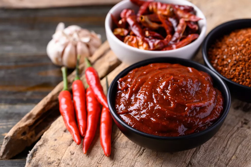 Rdeča čilijeva omaka gochujang / iStock