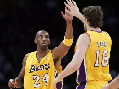 Kobe Bryant in Pau Gasol / Reuters