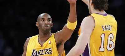 Kobe Bryant in Pau Gasol / Reuters