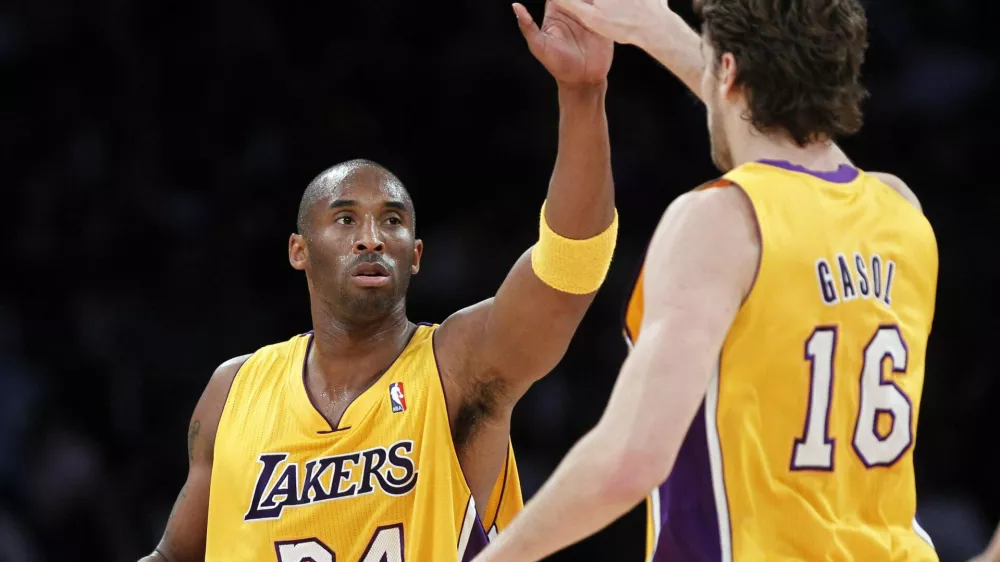 Kobe Bryant in Pau Gasol / Reuters