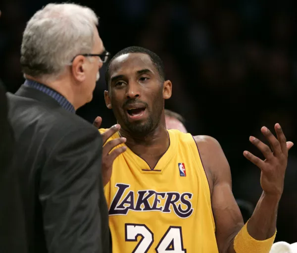 Los Angeles Lakers Kobe Bryant (R) reacts as he talks to coach Phil Jackson during their NBA game loss to the New York Knicks in Los Angeles February 13, 2007.  REUTERS/Lucy Nicholson (UNITED STATES) / Foto: Lucy Nicholson